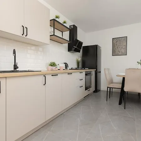 Ursus Spacious Two-bedroom By Renters Varsavia